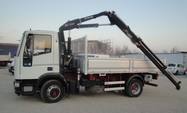 Eurocargo 130 E 18 con gru e ribaltabile trilatera  Machineryscanner