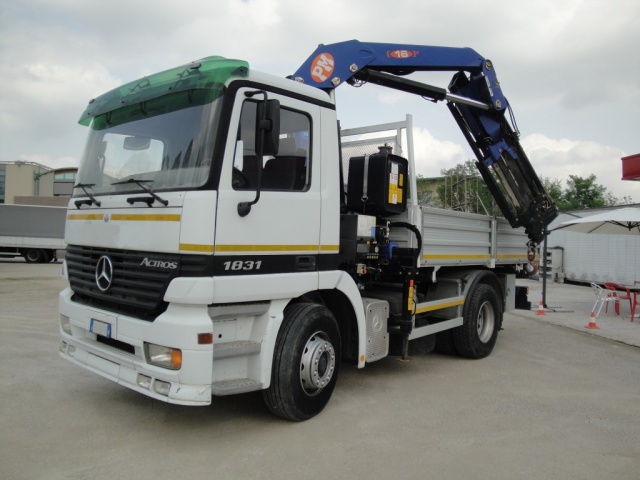 Actros 18.31 Gru e Ribaltabile trilaterale  Machineryscanner